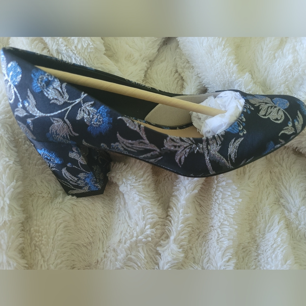 GAP Women's Heels in Black and Blue Floral